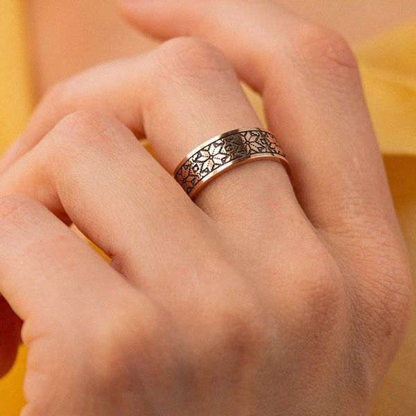 Золота обручка Вишиванка з червоного золота та чорнінням 805873 805873 фото